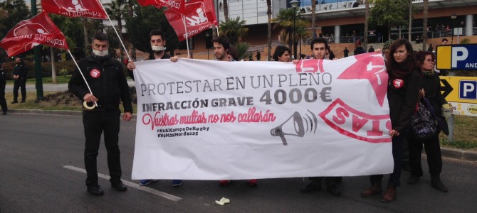 IU Rincón muestra su rechazo a la Ley Mordaza y a la represión sufrida por las protestas contra el Campo de Rugby en la manifestación que ha tenido lugar en Málaga