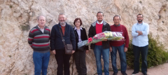 IU realiza una ofrenda floral por las víctimas de la Carretera Málaga-Almería con motivo del Día de la República